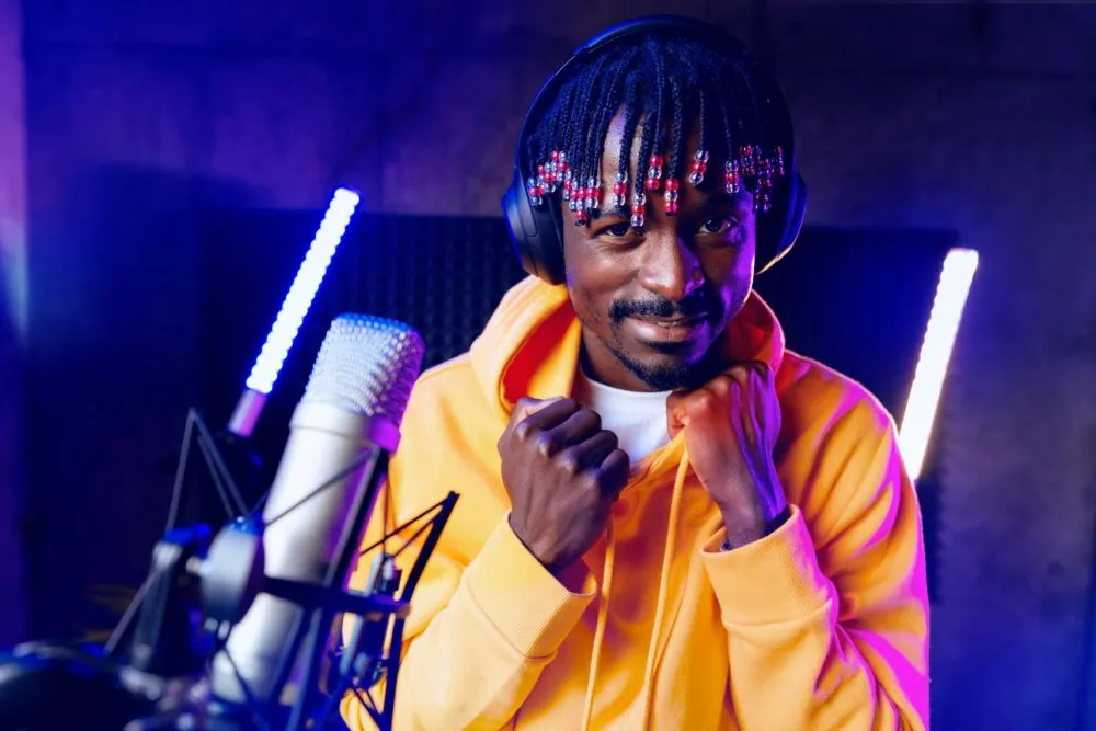 Artiste portant un casque audio près d’un microphone de studio.